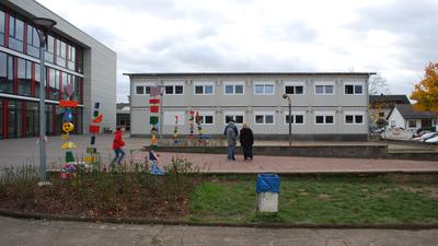 Schulhof mit Container-Gebäude