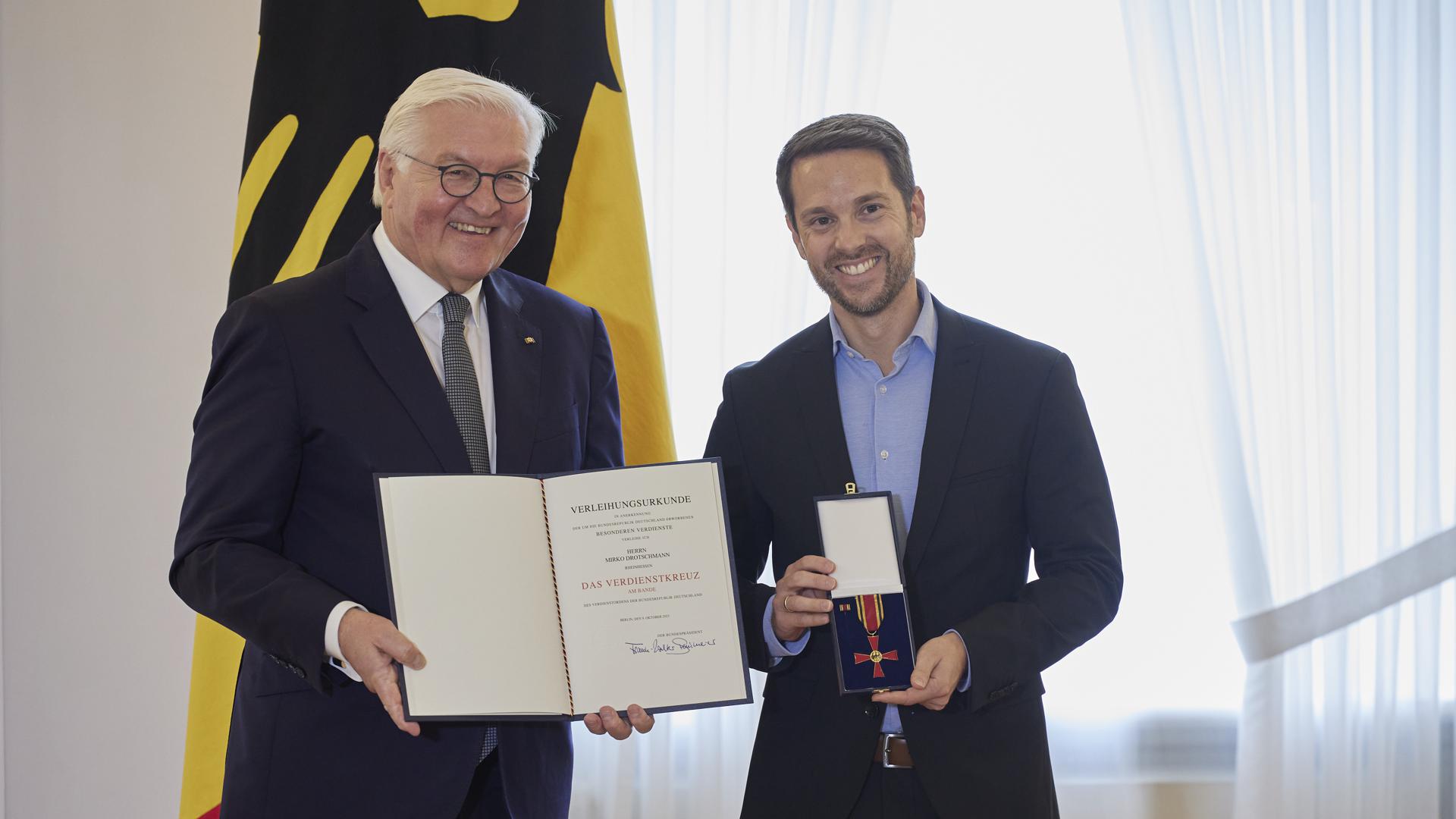 Bundespräsident Frank-Walter Steinmeier und Mirko Drotschmann bei der Preisverleihung.