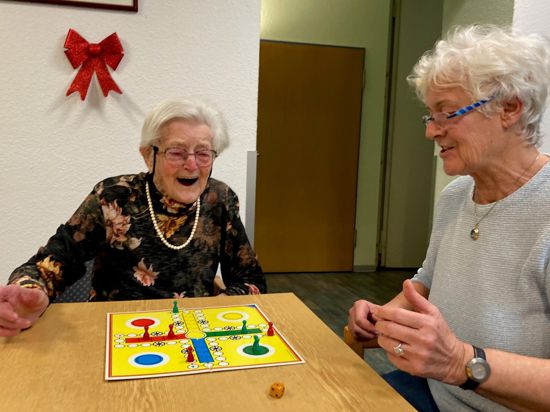 Hellwach spielt eine 103-Jährige „Mensch ärgere Dich nicht“