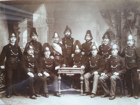 Die Kameradschaft im Jahr 1925: Mitglieder des Freiwilligen Feuerwehr-Korps Malsch posieren für ein Foto.