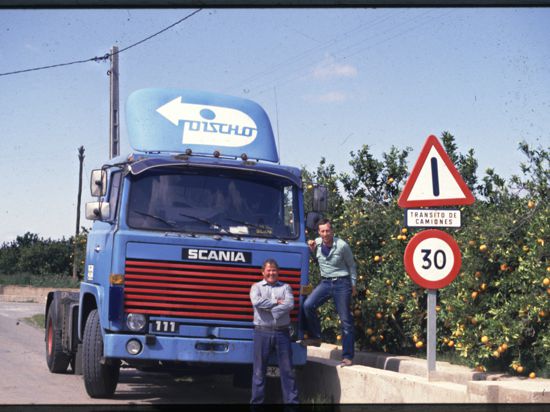 On the road: Gerlach Fronemann (rechts) steht 1984 neben seinem Truck bei Castellon. Der heute 75-Jährige tourte damals als Fernfahrer quer durch Europa – und lernte dabei auch den Spruch „Mörsch, Malsch, Madrid“ .