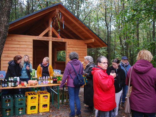 Menschen bei der Einweihungsfeier für die neue Grillhütte in Völkersbach