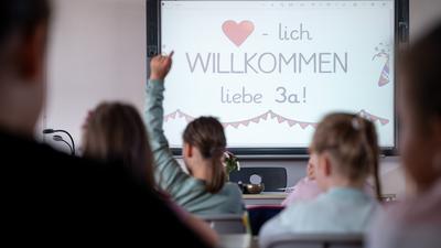 "Herzlich Willkommen liebe 3a" steht am ersten Schultag des neuen Schuljahres in einer Grundschule auf einem Whiteboard. Unter Ausnahmebedingungen und ungewissen Vorzeichen starten 1,5 Millionen Schüler und mehr als 135 000 Lehrer in ein neues Schuljahr. +++ dpa-Bildfunk +++