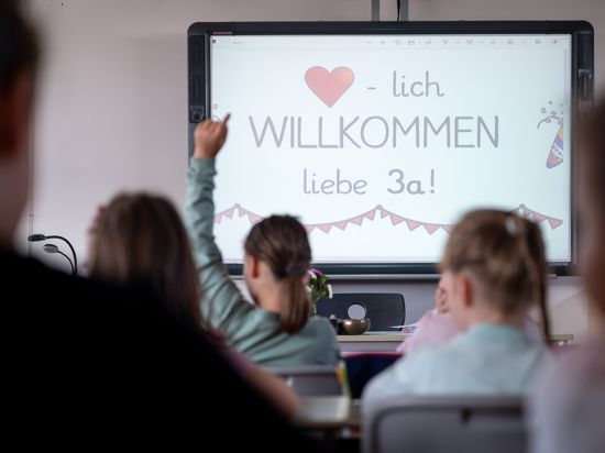 "Herzlich Willkommen liebe 3a" steht am ersten Schultag des neuen Schuljahres in einer Grundschule auf einem Whiteboard. Unter Ausnahmebedingungen und ungewissen Vorzeichen starten 1,5 Millionen Schüler und mehr als 135 000 Lehrer in ein neues Schuljahr. +++ dpa-Bildfunk +++
