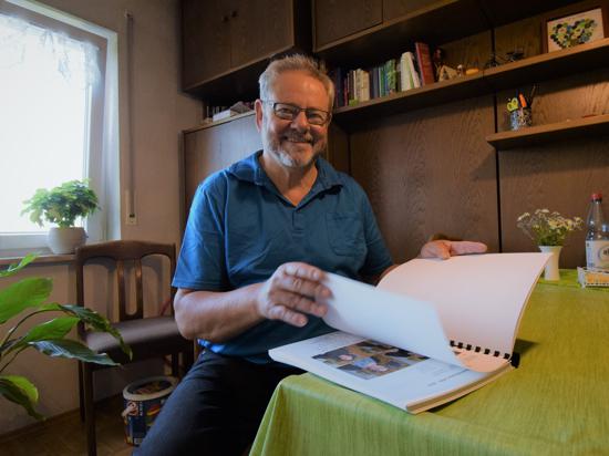Harald Becker sitzt im Wohnzimmer seines Hauses in Karlsbad-Langensteinbach