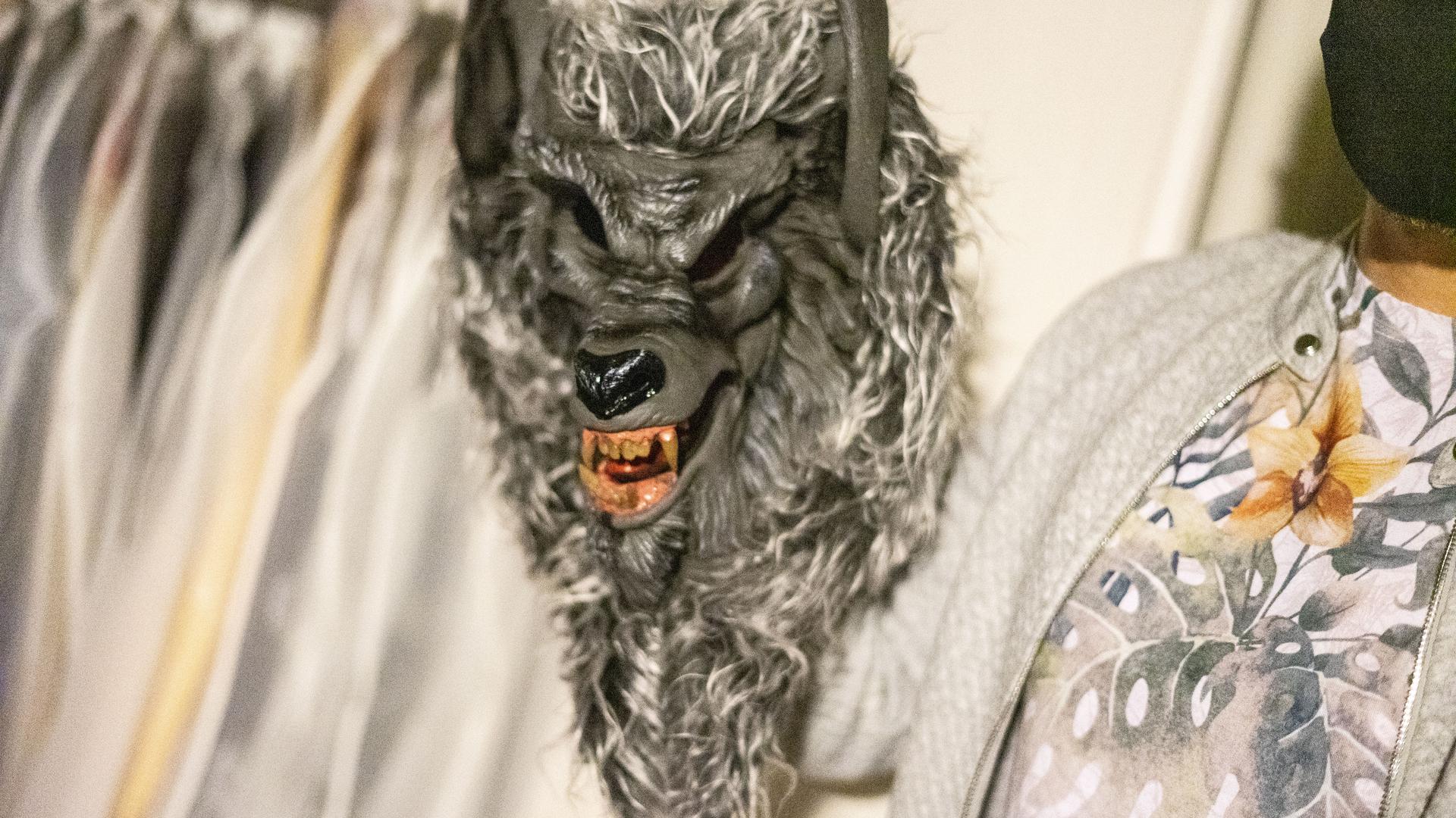 In den letzten Jahren haben Dirk Beilers Freunde die „Erschrecker“ gemimt. Im Keller zeigt er seine Werwolfmaske.