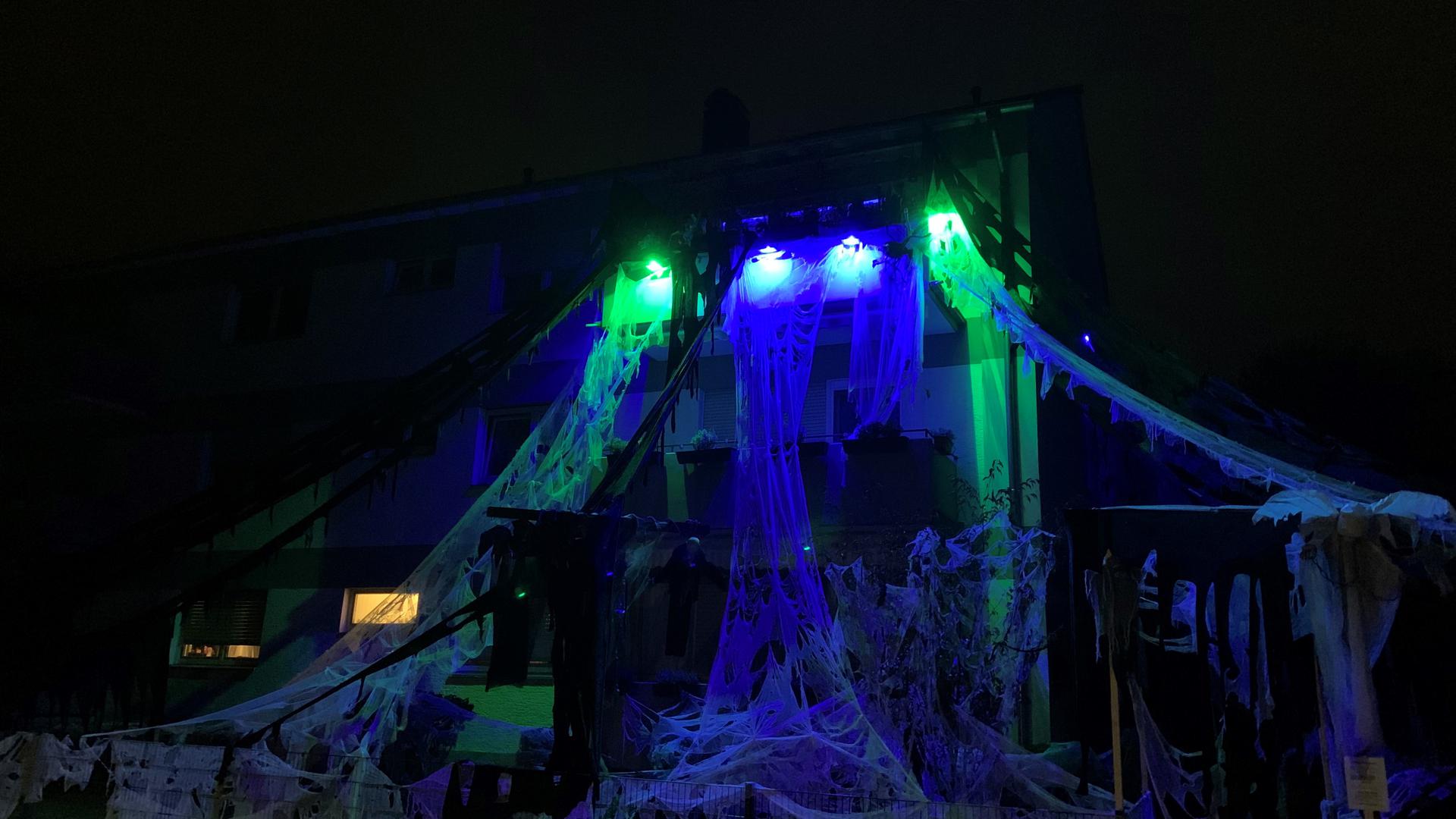 So beleuchtet strahlte das Horrorhaus 2019 in der Nacht. Wann und ob es nochmal so dekoriert wird weiß Dirk Bieler noch nicht.