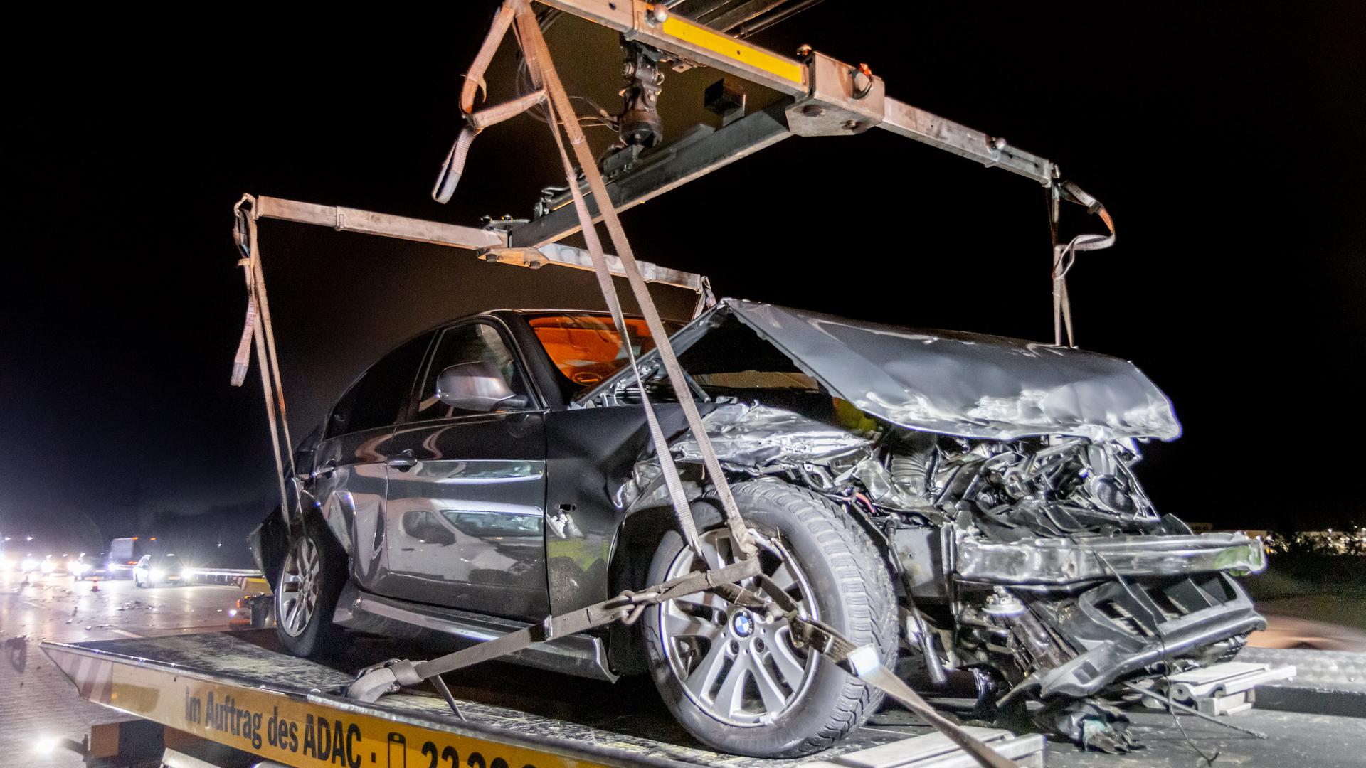 Völlig zerstört wurde dieses Auto bei einem Unfall auf der A5 bei Malsch am Mittwochabend. Zwei weitere Fahrzeuge wurden ebenfalls stark beschädigt.