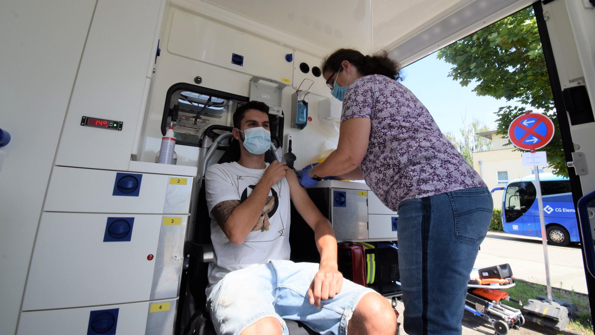 Impfstation im Krankentransporter: 44 Menschen bekamen am Freitagnachmittag bei einer Aktion auf dem Parkplatz des Bürgerhauses Malsch den schützenden Piks.