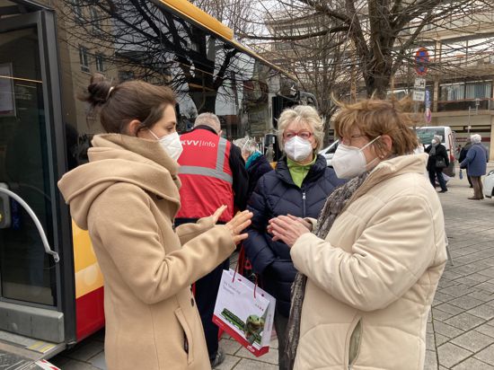 KVV-Pressesprecherin Sarah Fricke im Gespräch mit zwei Frauen vor dem KVV-Schulungsbus.