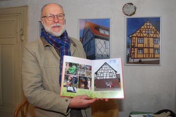 Fotografien von zwölf Malscher Fachwerkhäusern zeigt Dennis Kleinbub in einer Ausstellung im Wohnhaus der alten Schmiede. Mit den gelungenen Aufnahmen gibt es auch Jahres-Kalender für 2024.