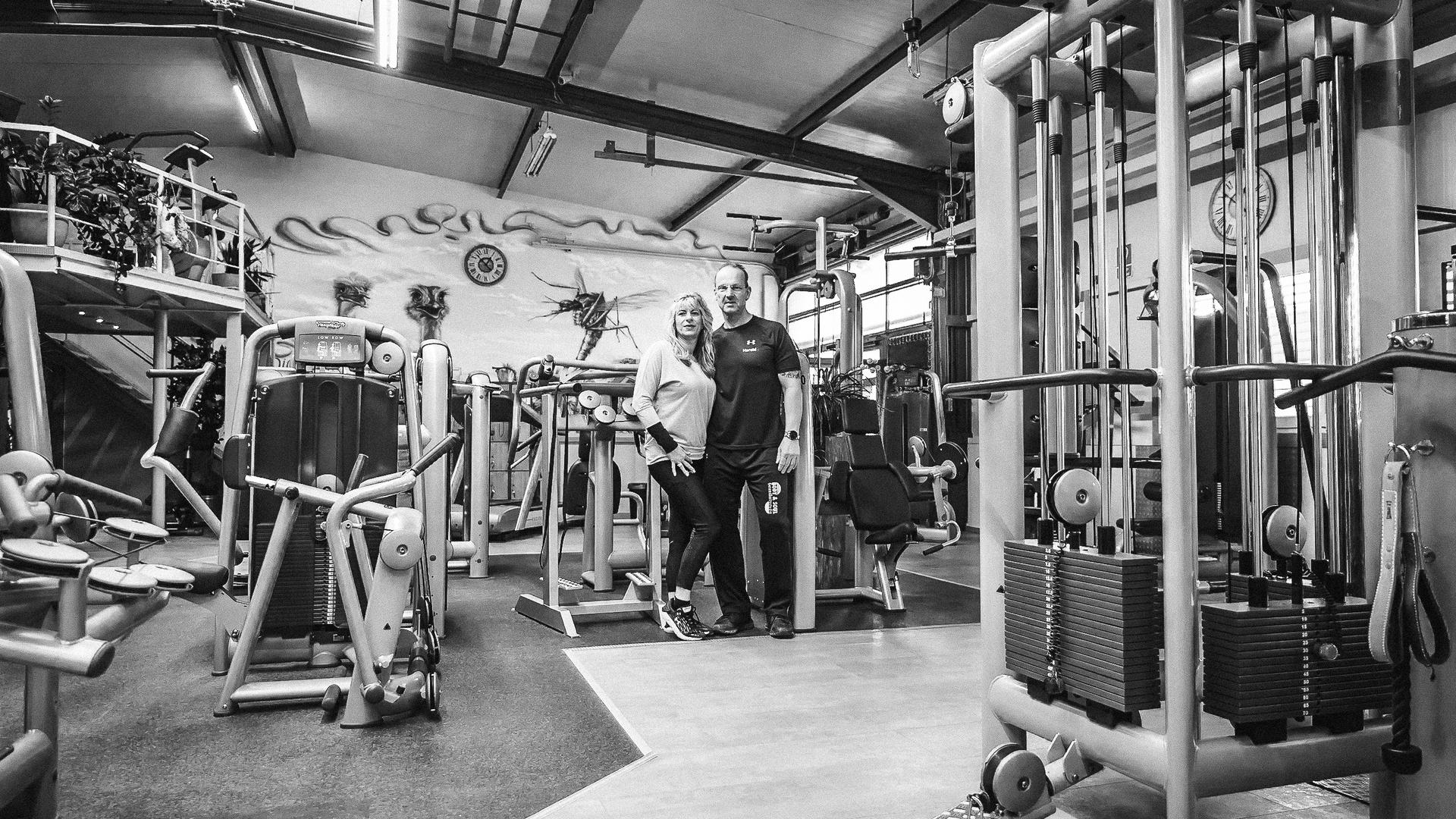 Keiner trainiert: Die Inhaber des Fitnessstudios Body & Soul, Harald und Iris, stehen in ihren leeren Räumen. 