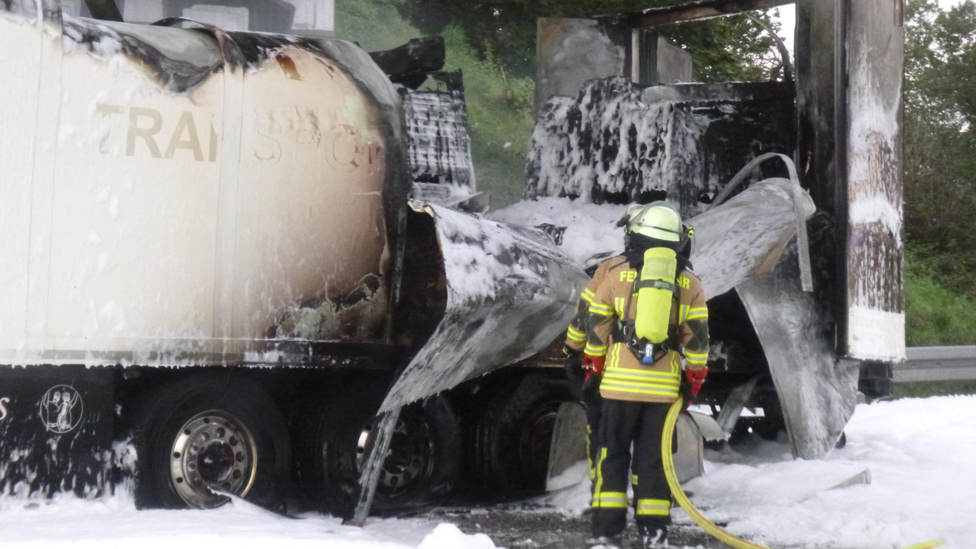 Komplett zerstört wurde am Donnerstagnachmittag der Anhänger eines Lkw auf der A5 bei Malsch. Die Feuerwehr war mit 62 Mann im Einsatz.