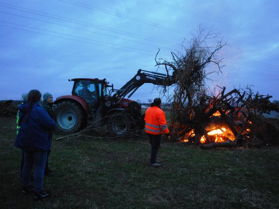 Feuriger Protest: Mit der Aktion wollen die Landwirte nahe der A5 bei Malsch die Regierungspolitik kritisieren. Foto: Sabine Röwer