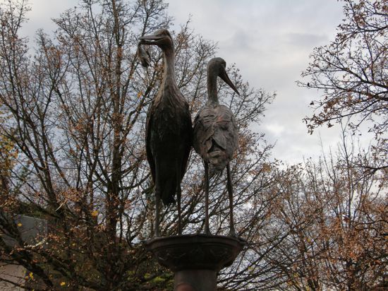 Störche am Brunnen: Die weiß und schwarz gefiederten Vögel sind die Wappentiere von Malsch. 