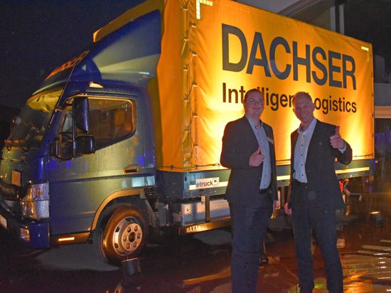 Bernd Großmann (rechts), Generalmanager bei Dachser Karlsruhe, stellt gemeinsam mit Lukas Behrens, Projektmanager bei Dachser für Schwerpunkt E-Mobilität, den ersten batteriebetriebenen 75, Tonnen Verteiler-Lkw vor