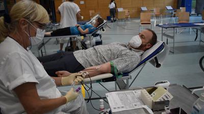 Mann beim Blutspenden, liegend