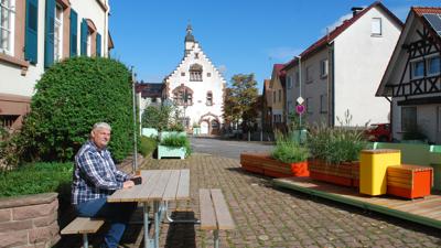 Waldbprechtsweiers Ortsvorsteher Thomas Schick sitzt in der umgestalteten Ortsmitte