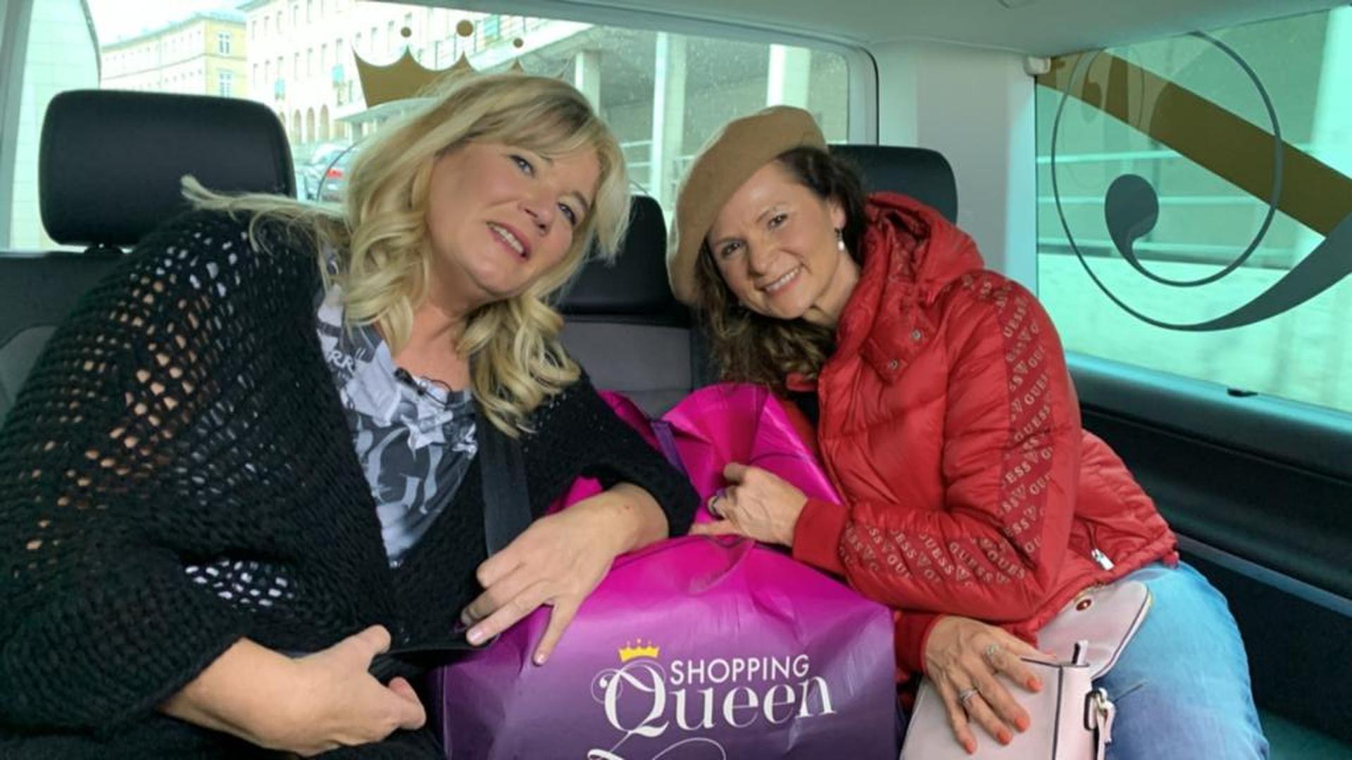 zwei Frauen, BUs, Shopping Queen-Kissen