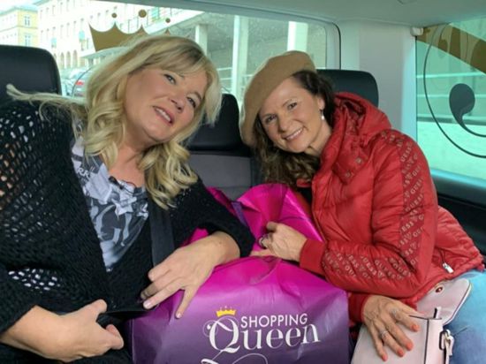 zwei Frauen, BUs, Shopping Queen-Kissen