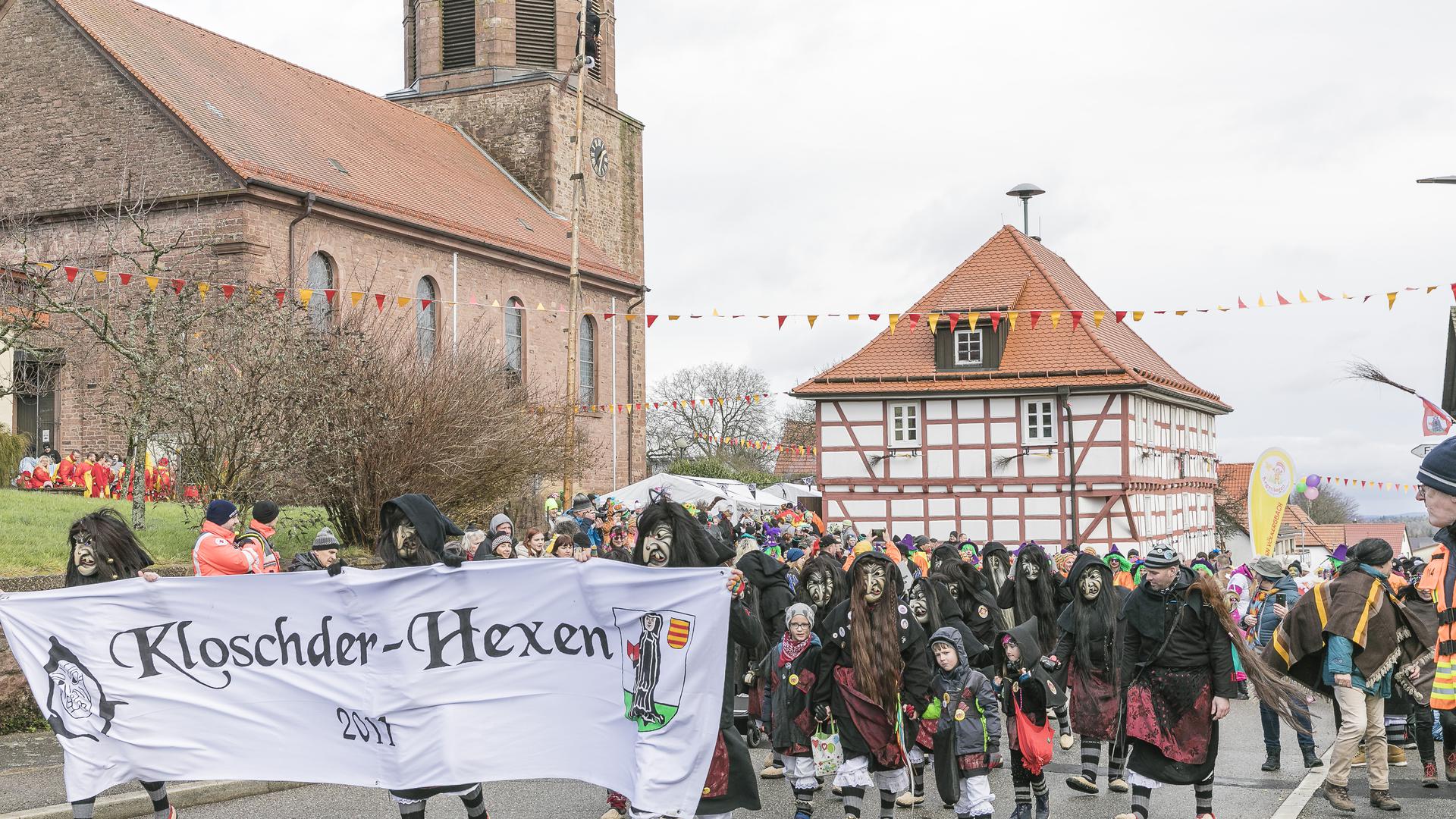 Die Kloschder-Hexen führen beim Start am Rathaus den ersten närrischen Umzug überhaupt  durch Völkersbach an.