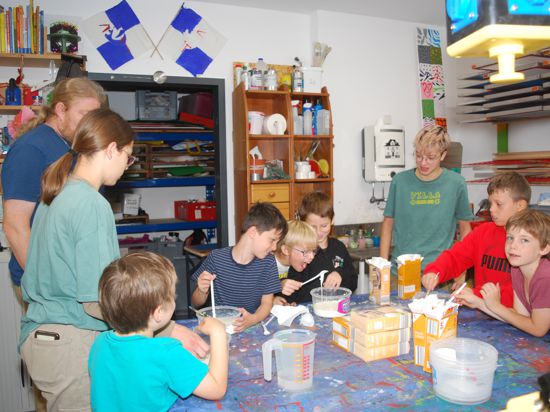 Eifrig verrührten Grundschüler mit Joleen (links) und Ash vom Jugendhaus-Verein beim fünftägigen Ferienprogramm der „Villa“ in einem Experiment Speisestärke mit Wasser.