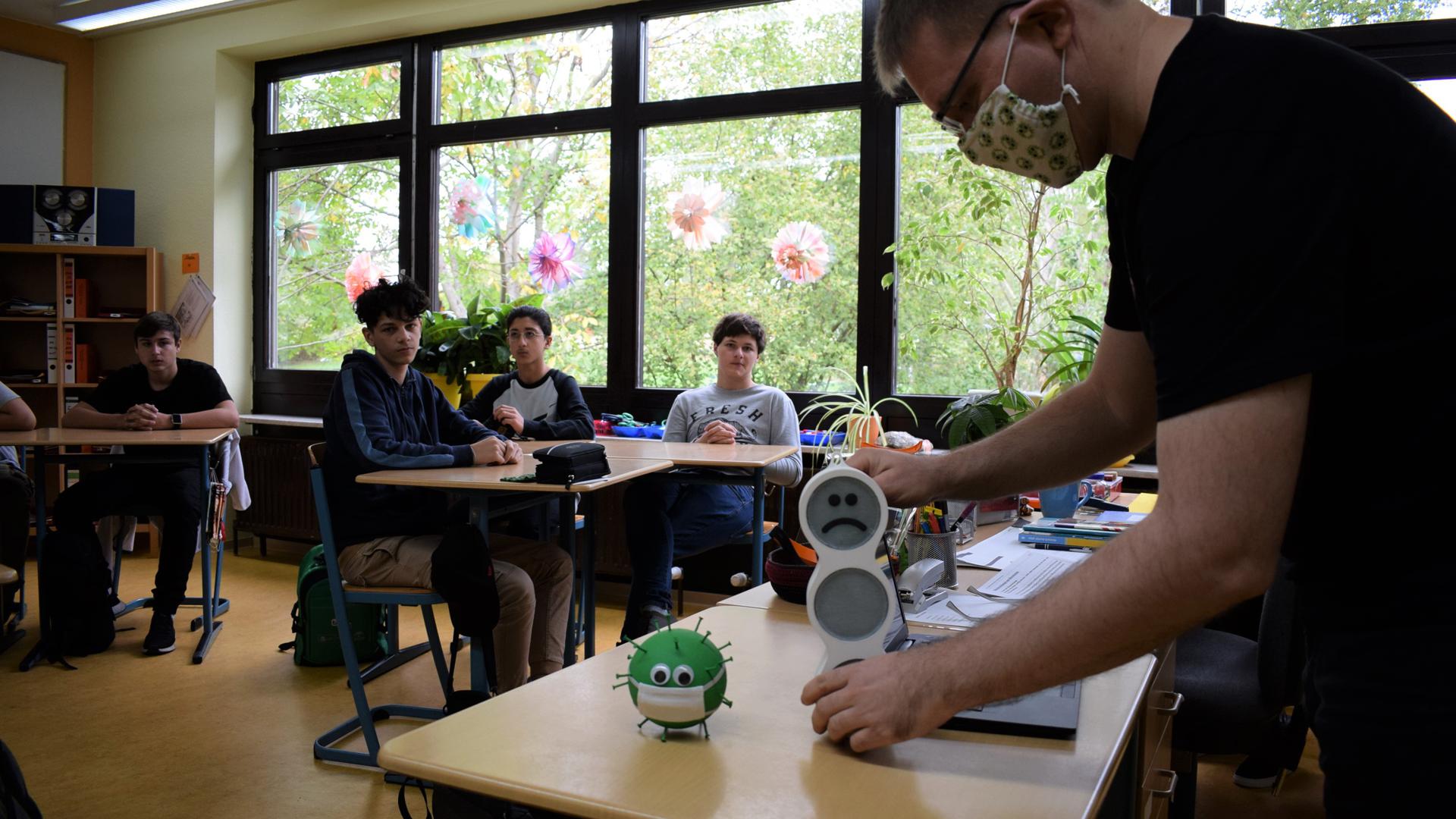 Ein trauriges Smiley ist das Signal für Lüften: Nils Roßmann von der Tüftlerwerkstatt „Fablab“ stellt die CO2-Ampel in der Waldhausschule Malsch vor.