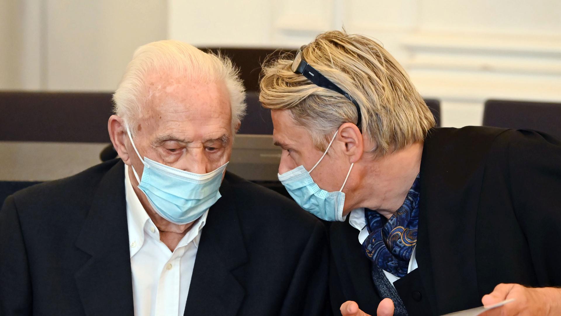 Der 88-jährige Angeklagte (links) wartet im Schwurgerichtssaal des Landgerichts Karlsruhe zusammen mit seinem Anwalt Michael Storz auf den Verhandlungsbeginn.