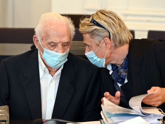 Der 88-jährige Angeklagte (links) wartet im Schwurgerichtssaal des Landgerichts Karlsruhe zusammen mit seinem Anwalt Michael Storz auf den Verhandlungsbeginn.