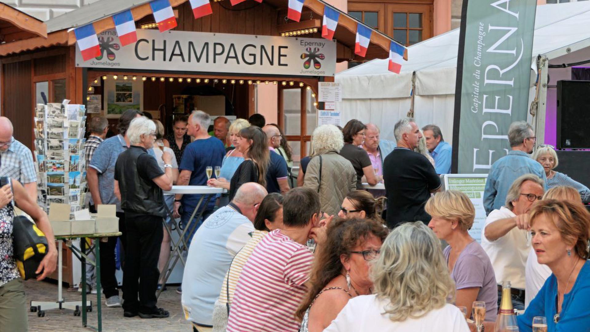 Der Champagnerstand im Schlosshof der Partnerstadt Epernay wird gut angenommen.
