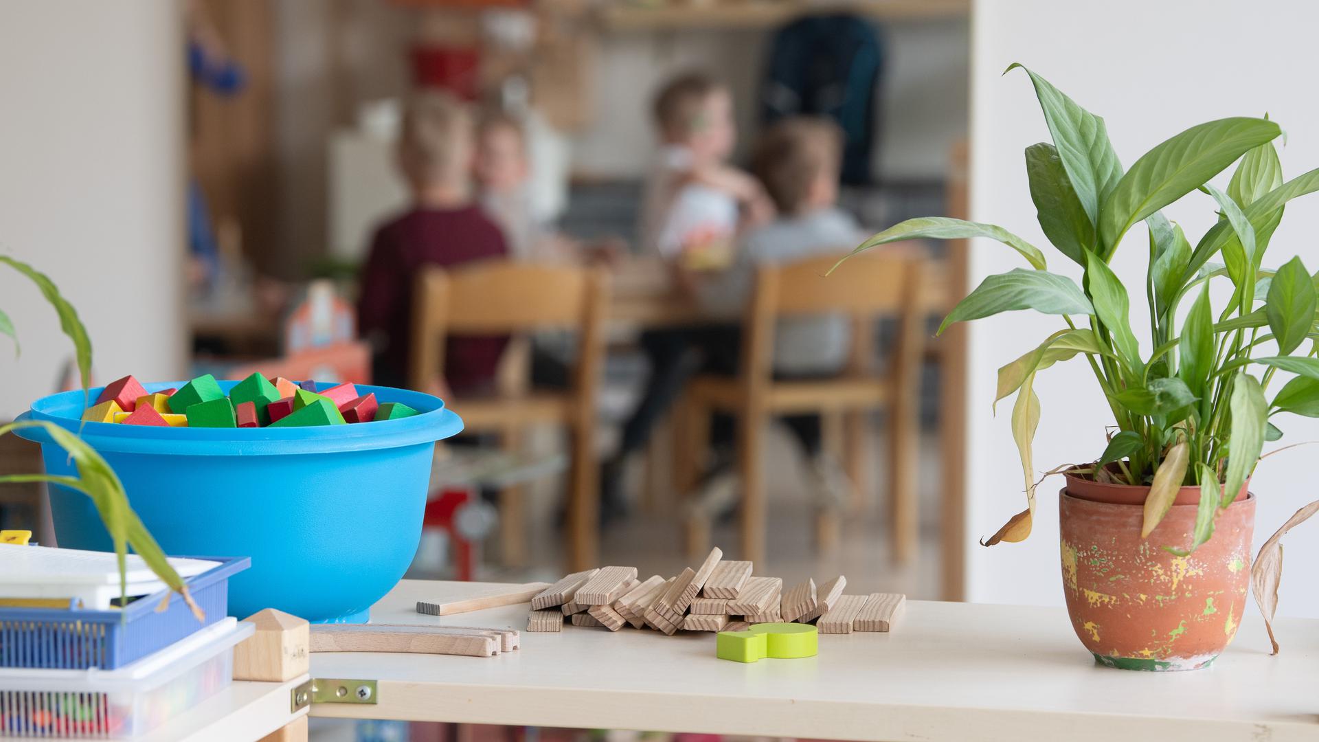 Kinder sitzen im Rahmen der Notbetreuung in einem Kindergarten während des Mittagessens an einem Tisch und sind in einem Spiegel zu sehen.. (zu dpa ««Bauchgrummeln ist dabei» - Kitas in Sachsen vor dem Neustart») +++ dpa-Bildfunk +++
