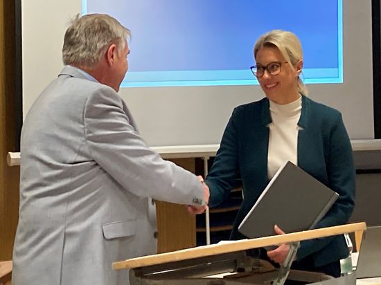 Die neue alte Bürgermeisterin Sabrina Eisele wird nach der Verpflichtungsformel von Bürgermeisterstellvertreter Jürgen Kunz beglückwünscht.