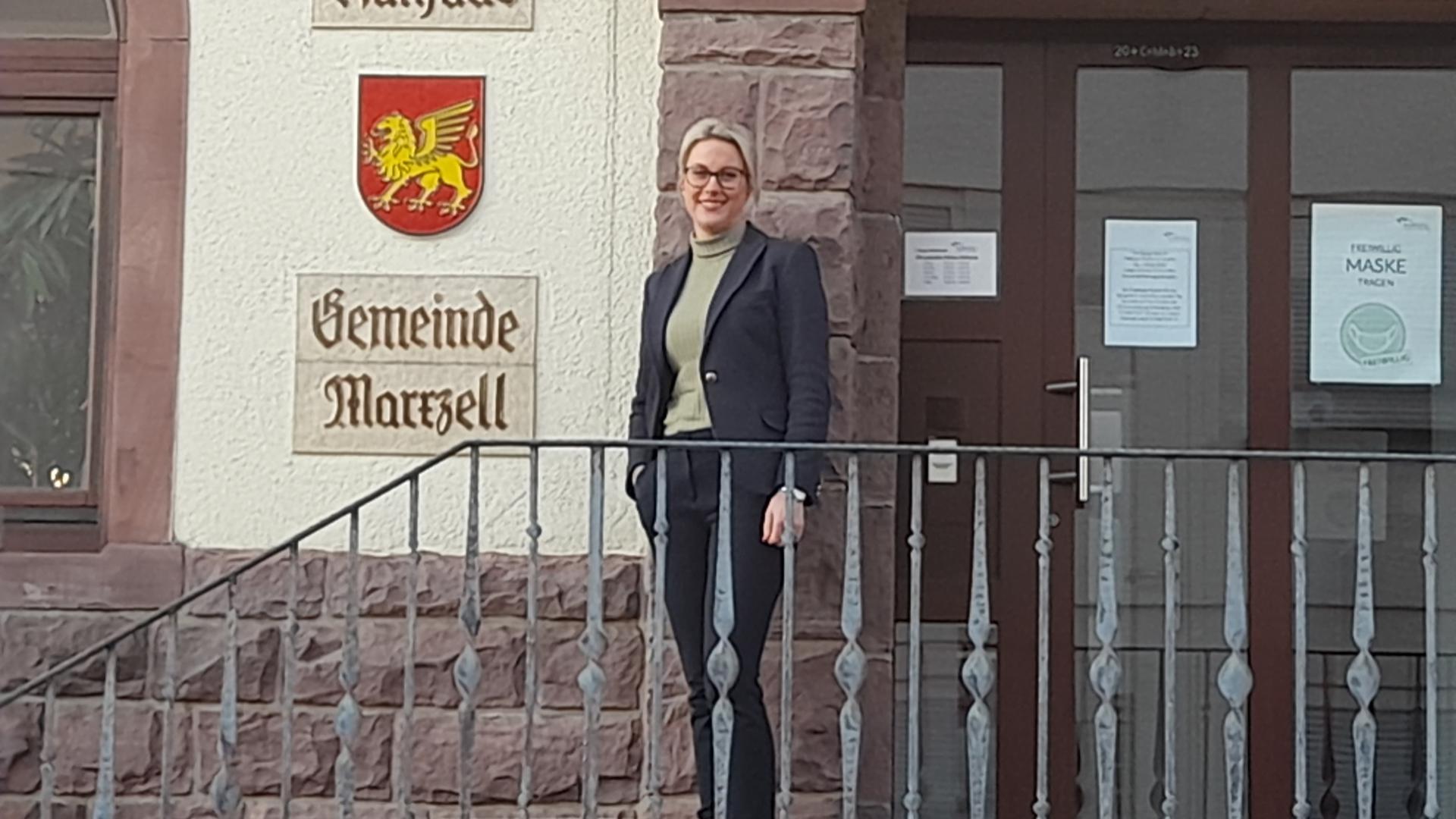 Bürgermeisterin Sabrina Eisele steht vor dem Rathaus im Marxzell.