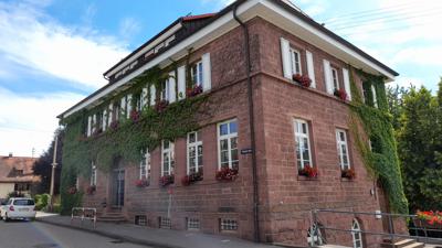 In die Dachgeschosswohnung in der Grundschule in Schielberg sollen geflüchtete Menschen einziehen. Ebenso in der Schule in Burbach. Die Wohnungen werden über den Sommer renoviert