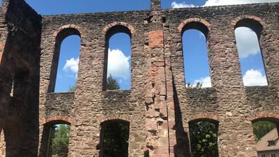 Vor vielen Jahrhunderten wurde das Kloster Frauenalb errichtet, um unverheirateten oder verwitweten Frauen des adeligen Hauses derer von Eberstein oder Damen befreundeter Familien eine Unterkunft zu gewähren. Die Ruine ist heute ein beliebtes Ausflugsziel. 