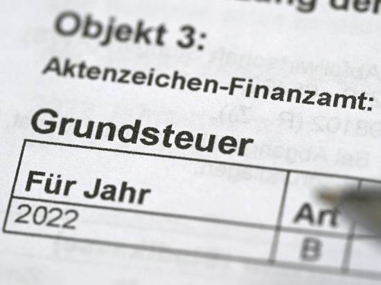 Das Wort Grundsteuer steht auf einem Bescheid für die Grundsteuer. (zu dpa "Fast alle Grundsteuererklärungen in Sachsen eingegangen") +++ dpa-Bildfunk +++