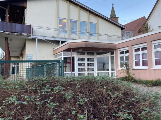 Im Gymnastikraum (roter Anbau) unter dem Kindergarten St. Franziskus in Burbach sollen zwei U3-Gruppen untergebracht werden. Ein Umbau wäre einfach, günstig und schnell, so der zuständige Architekt.