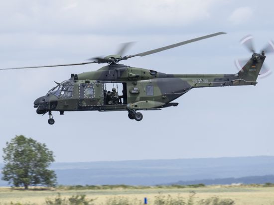 Ein Hubschrauber der Bundeswehr vom Typ NH-90 startet auf dem Flughafen in Kassel-Calden. 
