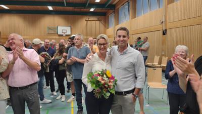 Nach dem Wahlsieg in Marxzell fiel der Druck von Sabrina Eisele und ihrem Partner Martin Jünger ab, dann wurde in der Carl-Benz-Halle gefeiert.