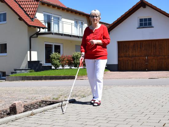 Auf den Stock ist sie angewiesen: Inge Stumpp aus Marxzell ist seit 28 Jahren blind. In Karlsruhe berät sie andere Betroffen und deren Angehörige.