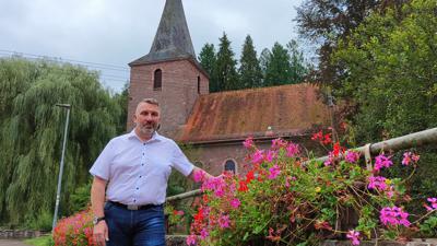 In die Zukunft führen will Bürgermeisterkandidat Jörg Geffken die Gemeinde Marxzell, hier vor der altehrwürdigen Kirche St. Markus.