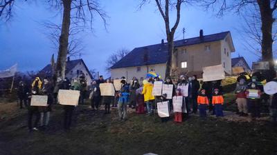 Fordern einen Kindergarten in jedem Ortsteil: Rund 60 Eltern und Kinder aus Marxzell demonstrieren vor der Klosterwaldhalle.