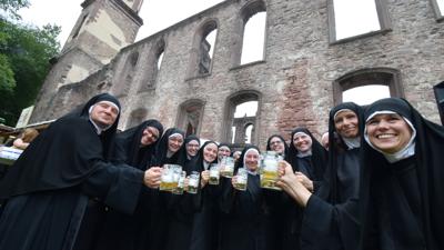 Die Nonnen bei den Klostertagen in Frauenalb stoßen mit Fassbier an.