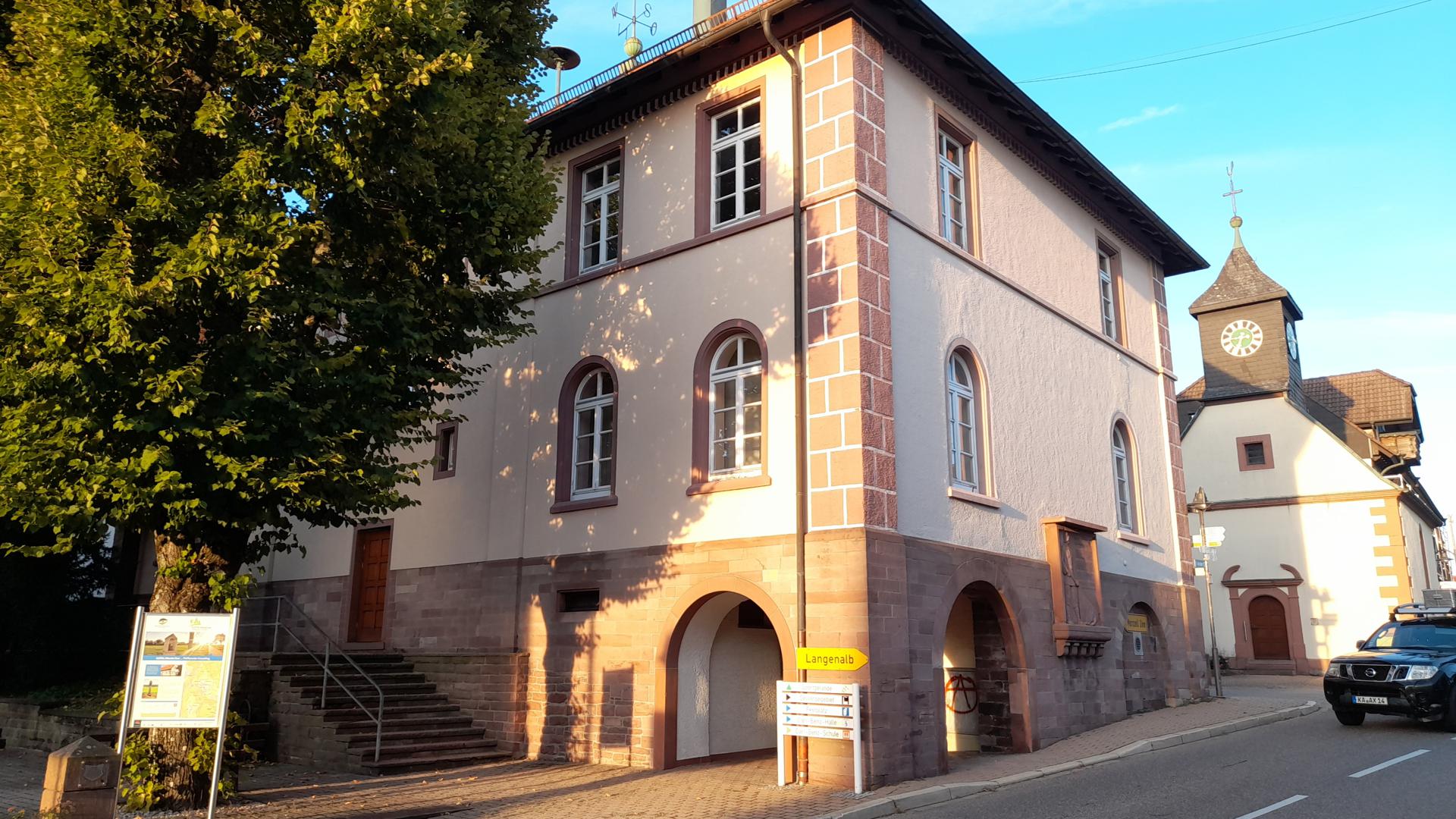 Räume im alten Schulhaus in Pfaffenrot sollen hergerichtet werden, damit die Pfaffenroter Vereine, aber auch die Verwaltung die Räumlichkeiten nutzen können.