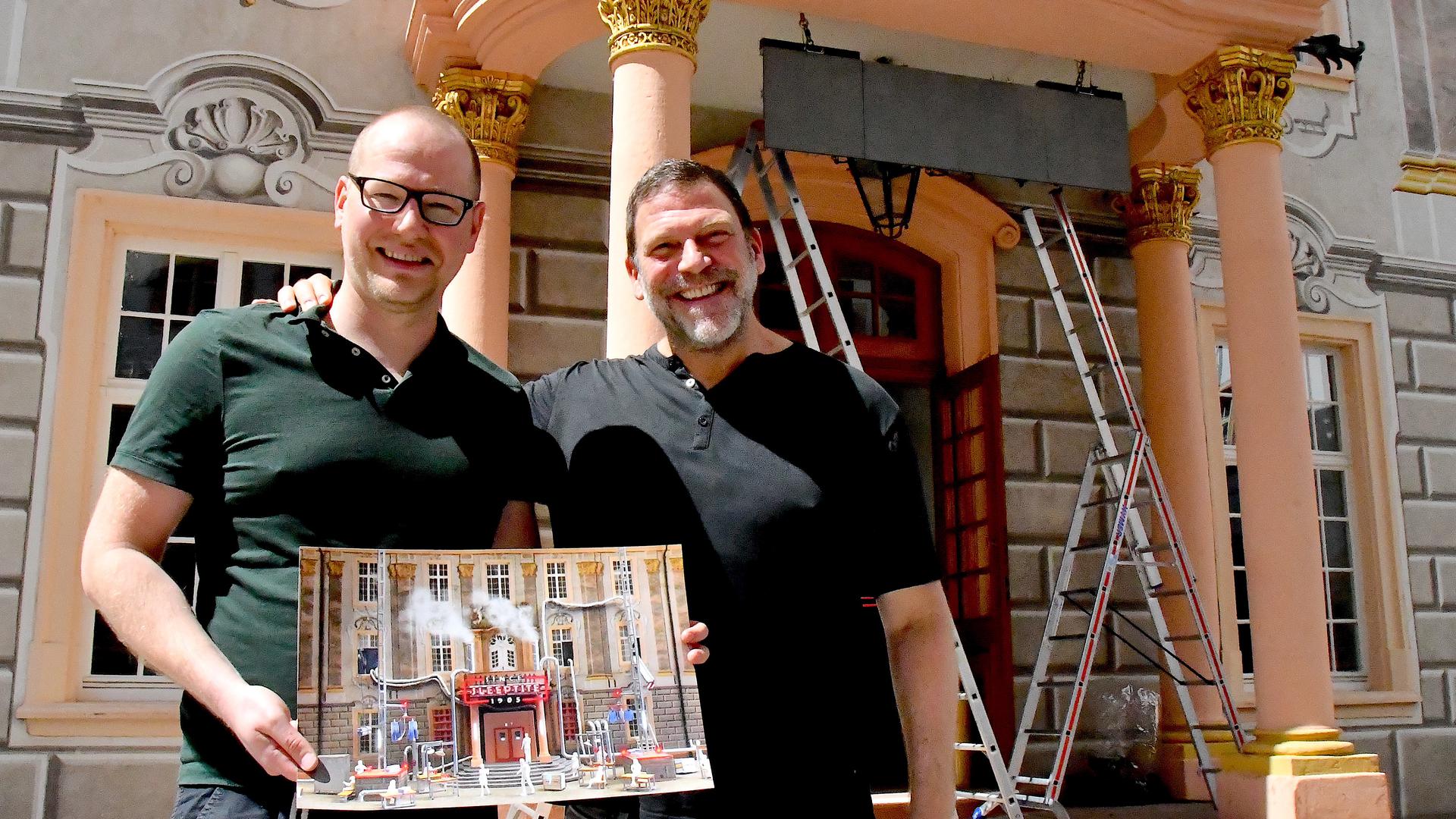 Zwei Männer mit Foto der Schlossfestspielbühne