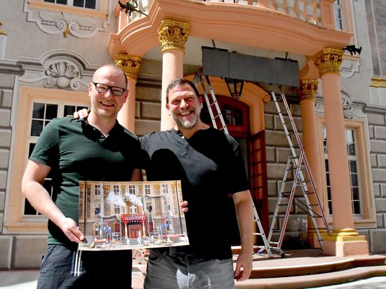 Zwei Männer mit Foto der Schlossfestspielbühne