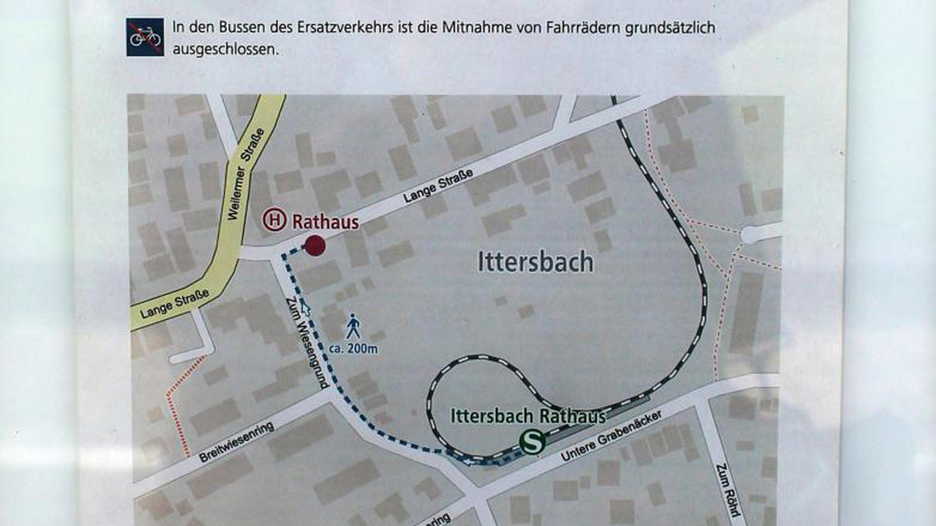 Info über die provisorische Haltestelle Ittersbach Rathaus. Das Papier ist „gut“ im Schaukasten der Haltestelle versteckt.