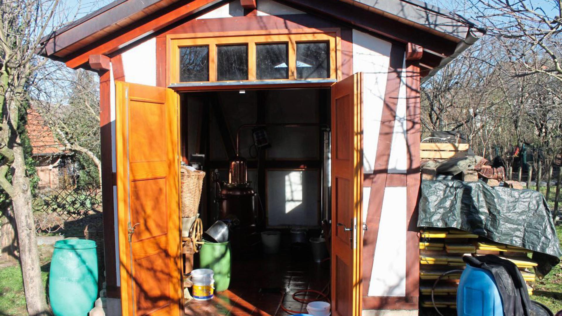 Extra gebaut wurde die Brennhütte im Garten des Heimatvereins.