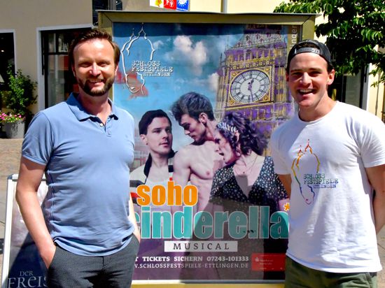 „Es ist nichts, was in einer Fantasiewelt spielt“: Regisseur Christian Stadlhofer und Hauptdarsteller Dennis Hupka (v-l.) freuen sich auf die Premiere von „Soho Cinderella“.