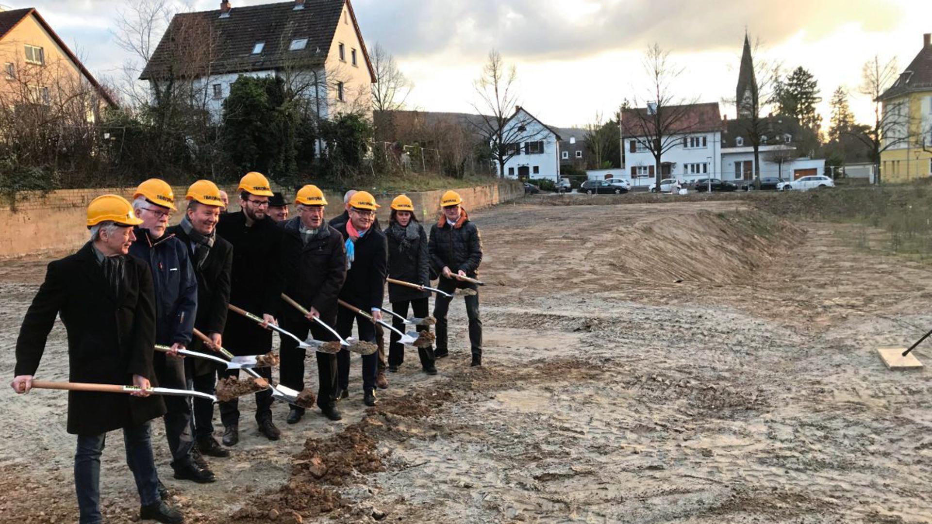 Vertreter der Baugemeinschaft, der Stadt, der Planer und der Baufirmen starteten am Montag ein 20-Millionen-Euro-Wohnbauprojekt in Ettlingen.